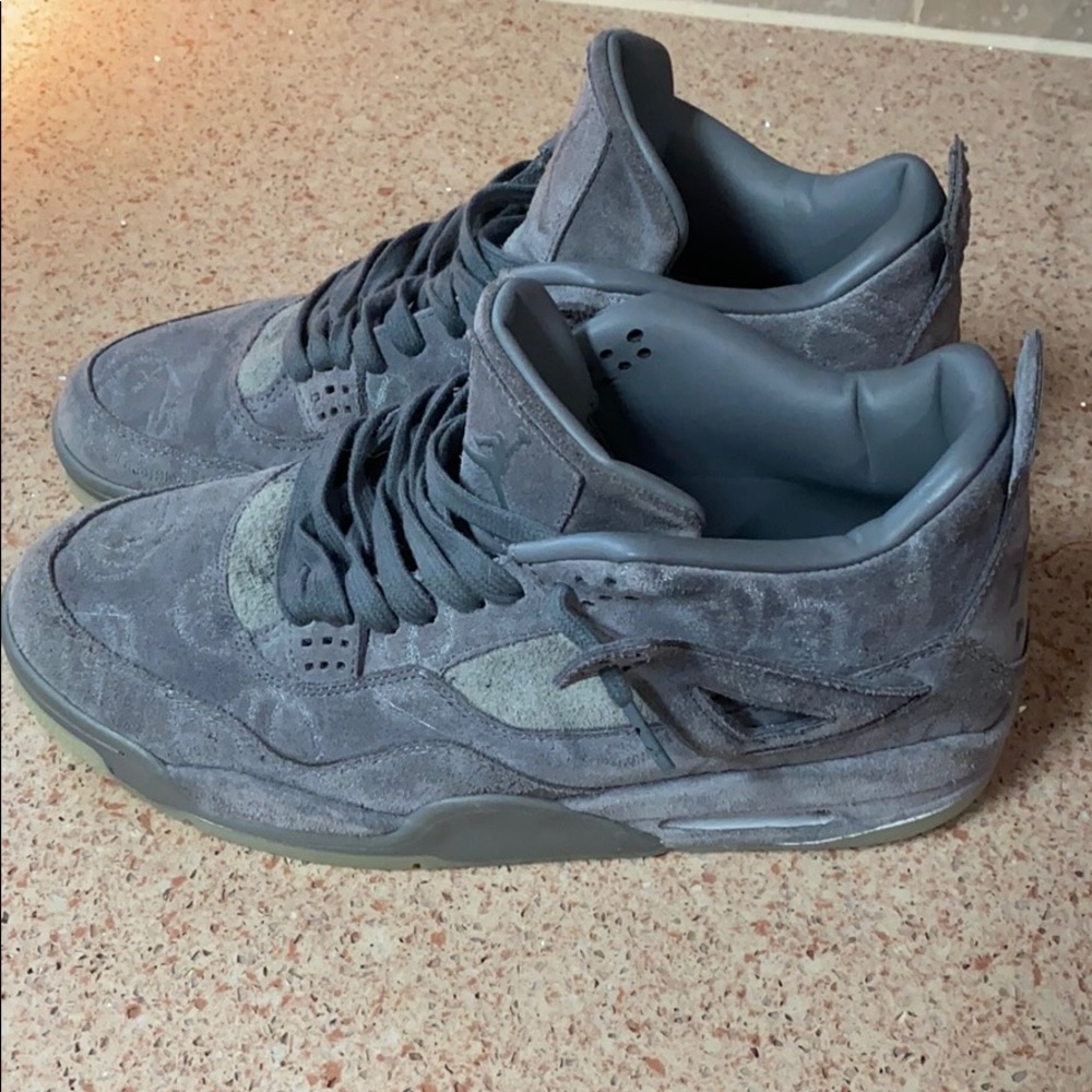 Look-alike Kaws 4’s perfect condition